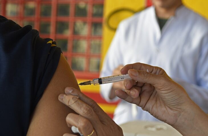 Estado inicia vacinação de estudantes da rede pública de até 15 anos