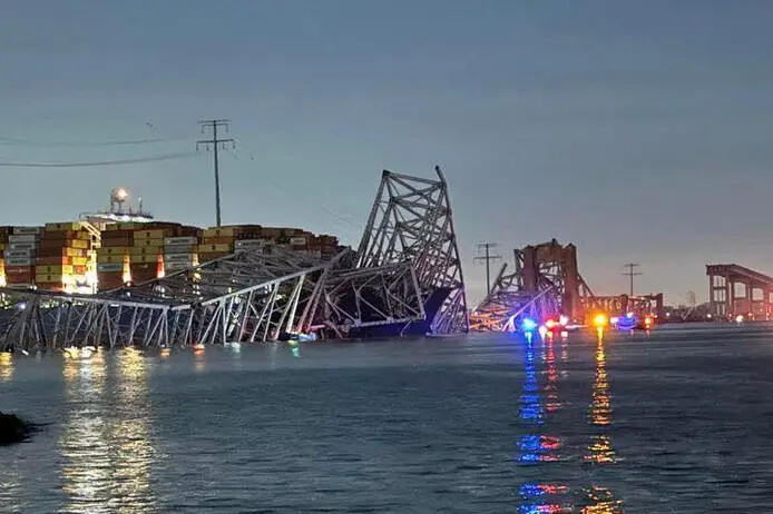 Ponte desaba após colisão com navio nos EUA