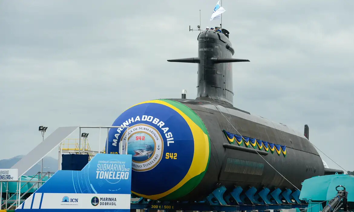 Lula e Macron batizam 3º submarino de parceria entre Brasil e França