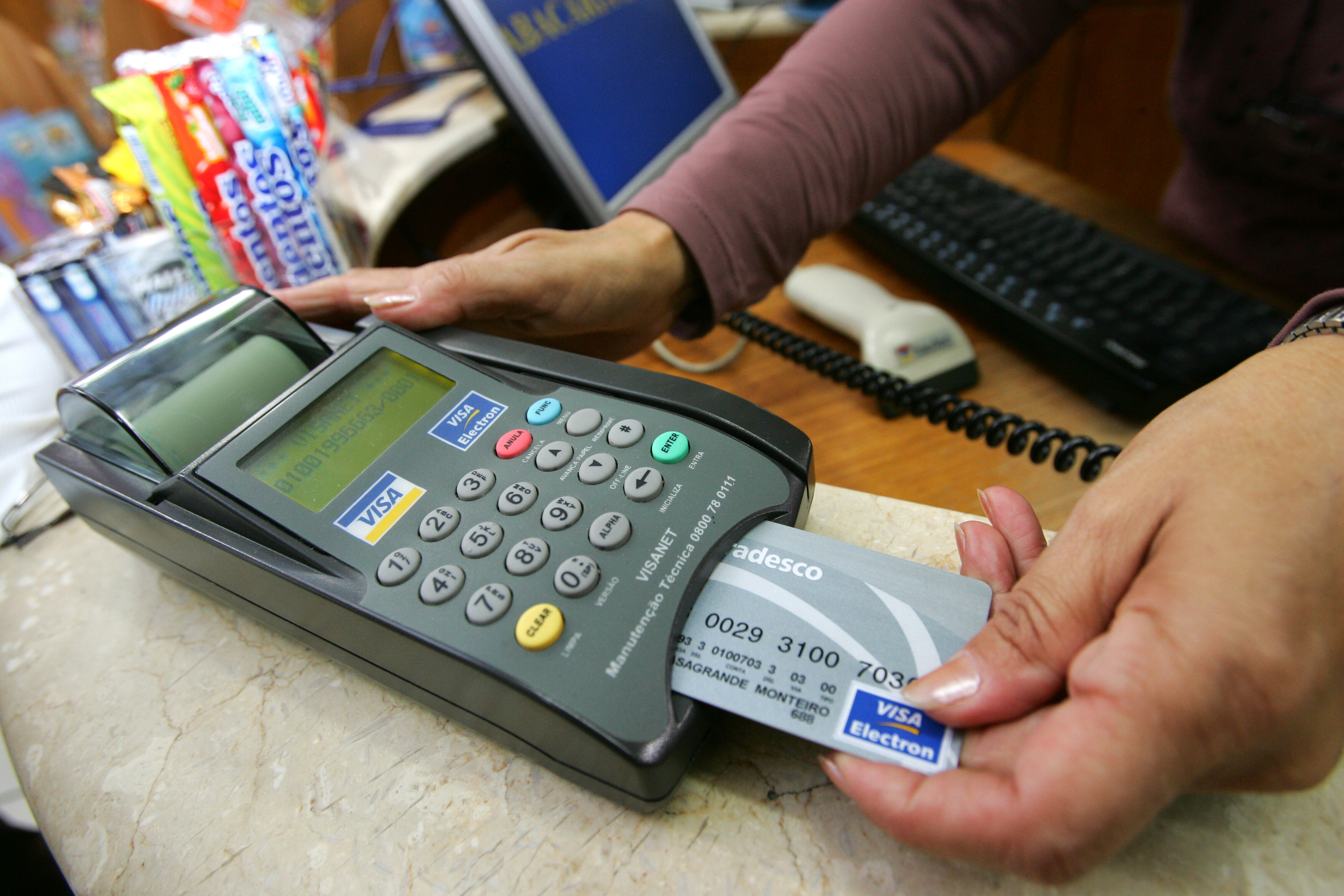 Novas regras para rotativo diminuem juros do cartão de crédito, mostra pesquisa