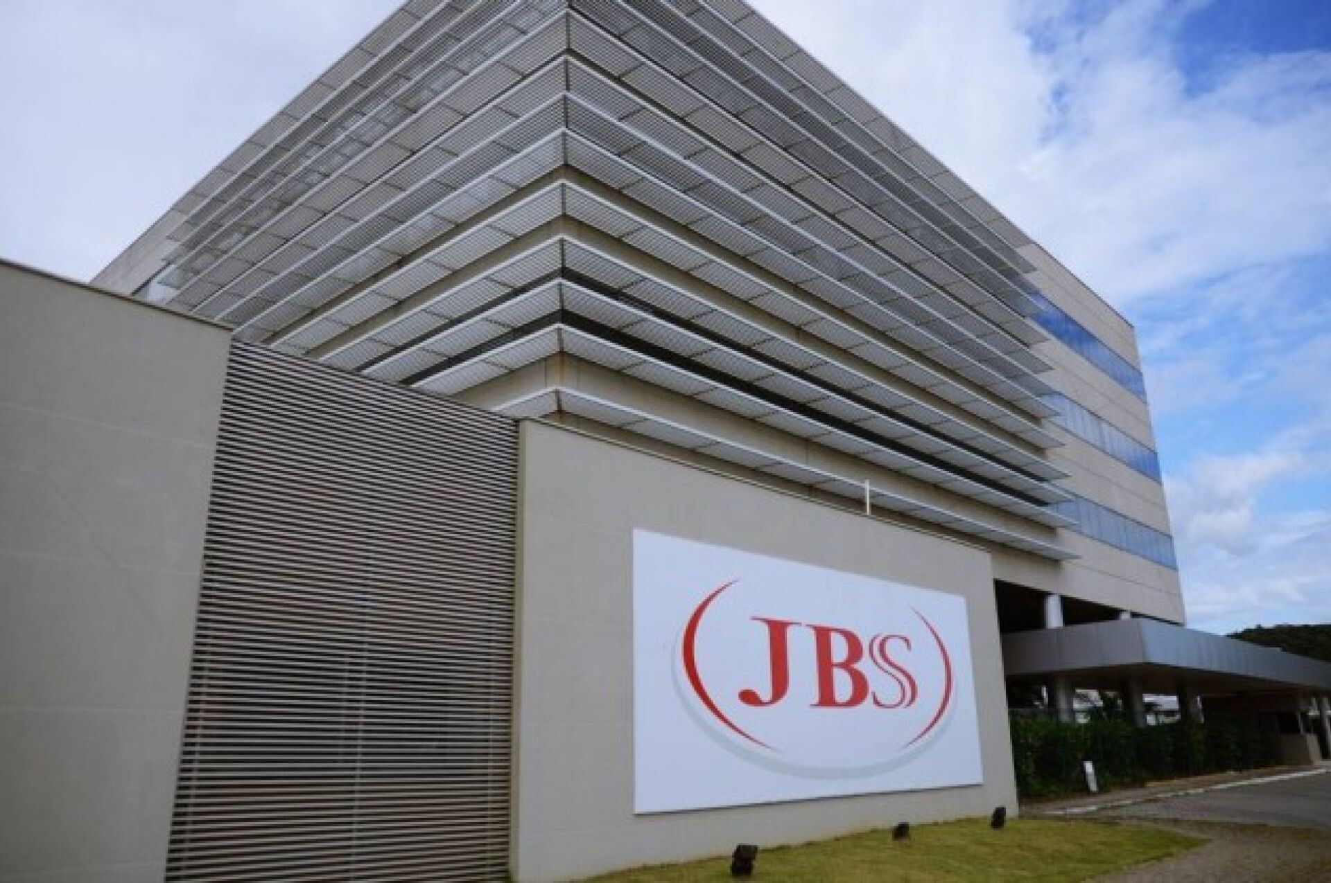 JBS anuncia venda de R$ 6 bilhões em negócios no Brasil e no exterior