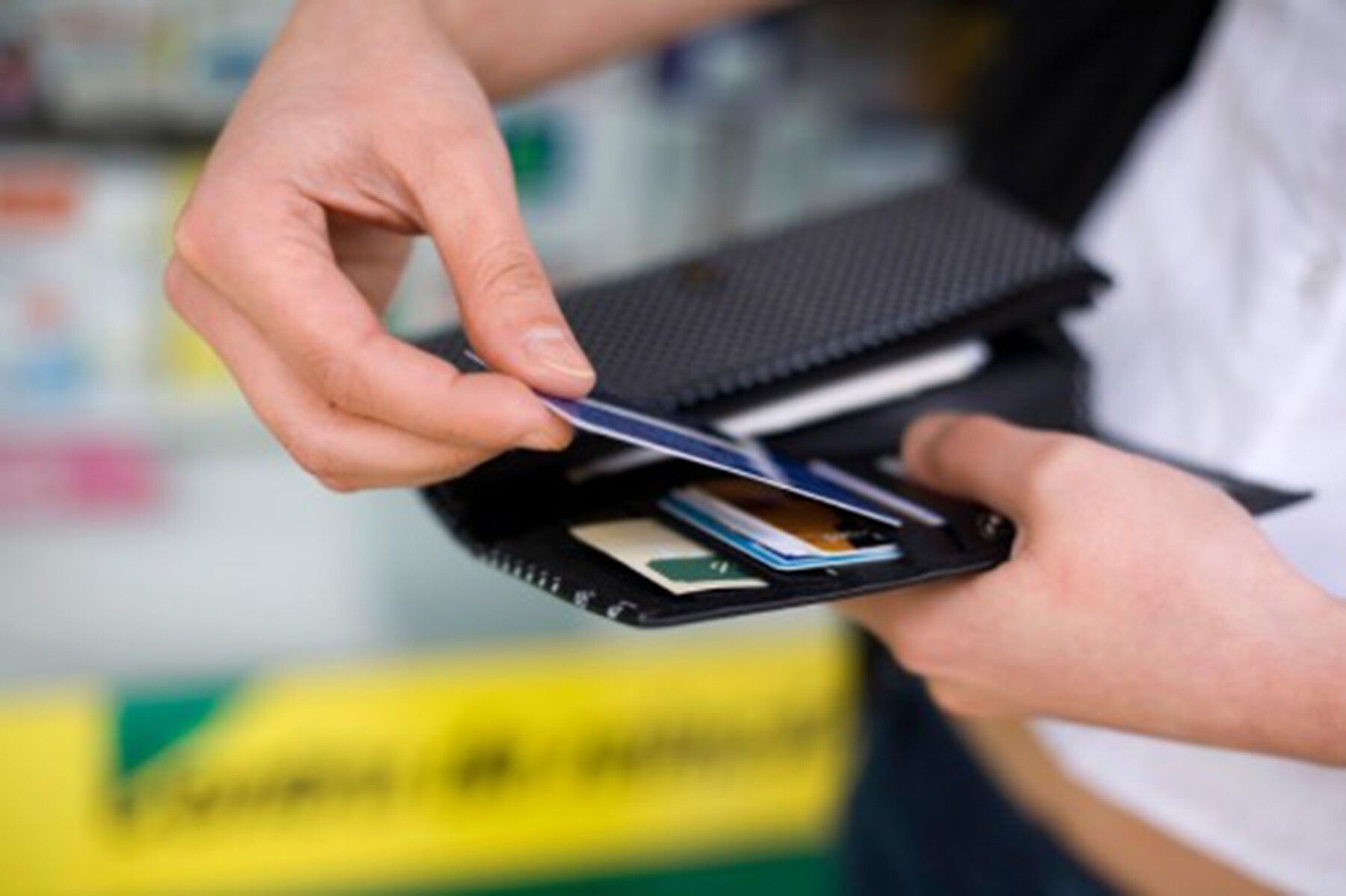 Sancionada lei que permite cobrar mais caro de quem paga com cartão