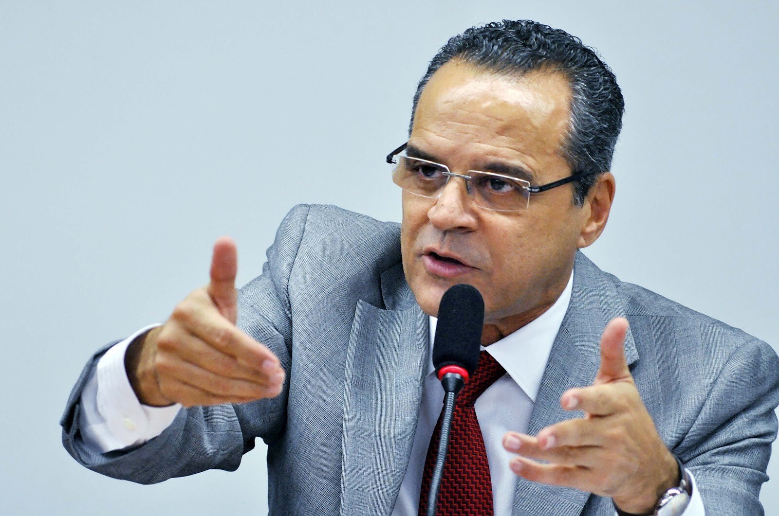 Henrique Alves é suspeito de receber propina de 4 empreiteiras
