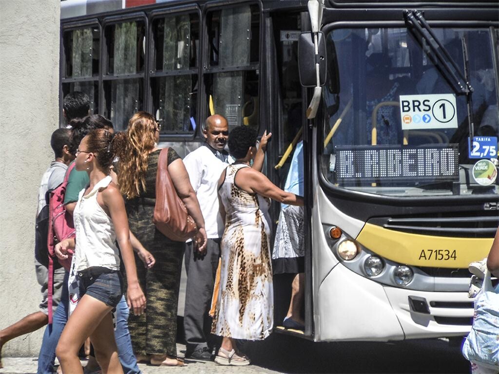 PF faz operação de combate à corrupção no transporte do Rio