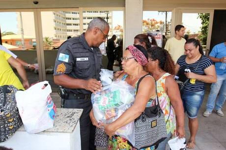 Ação distribui cestas básicas a servidores com salários atrasados no Rio