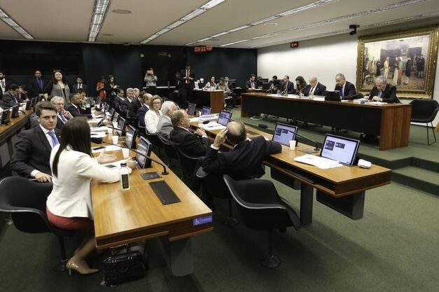 Comissão aprova distritão e fundo público de R$ 3,6 bi para eleições