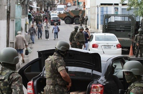 Polícia e Forças Armadas fazem operação em comunidades do Rio