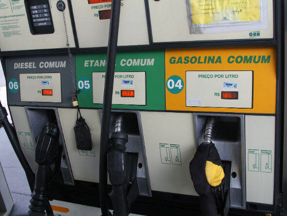 Preços da gasolina e do diesel diminuem hoje nas refinarias