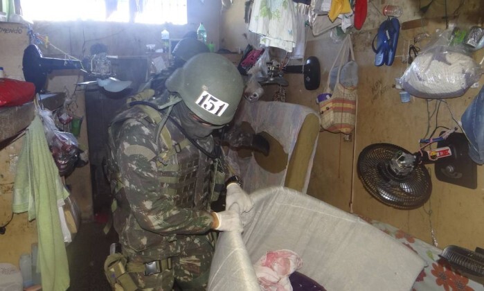 Forças Armadas participam de varredura em presídio no Rio