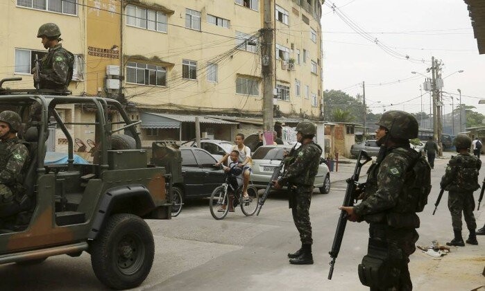 Militares fazem operação em favela do Rio de Janeiro