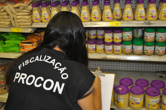 Supermercado que vendia produtos irregulares é autuado pelo Procon