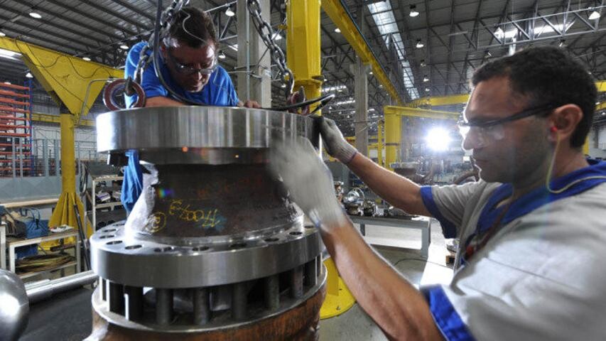 Produção industrial cai em oito locais em fevereiro, diz IBGE