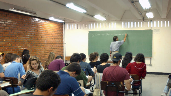 Brasileiro vê ensino com menos qualidade, aponta CNI