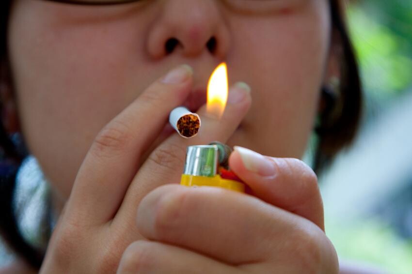 Pesquisa diz que adolescentes fumantes têm mais obesidade abdominal