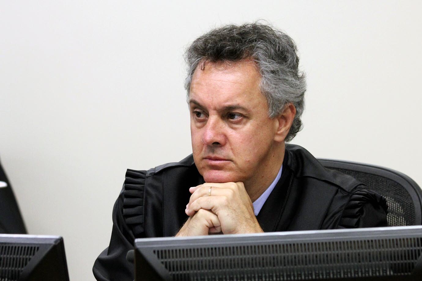 Gebran Neto determina que Lula continue na cadeia