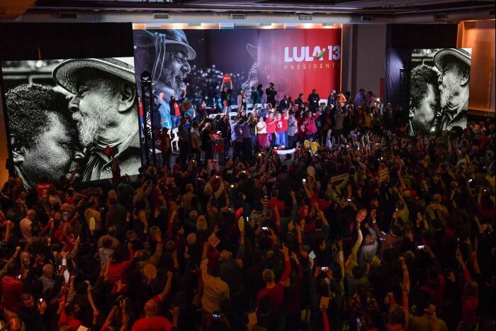 Por aclamação, Lula é escolhido candidato do PT a presidente