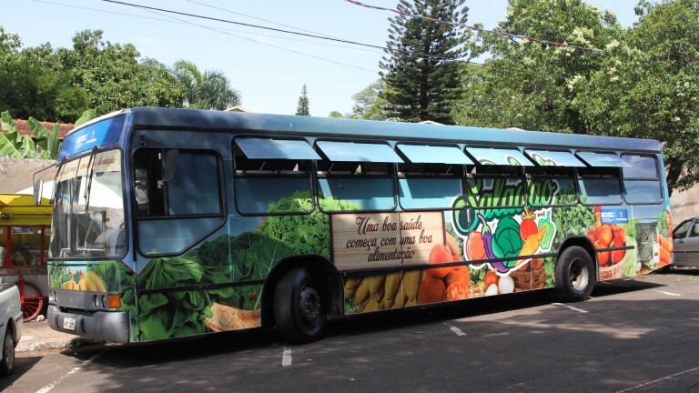 Ônibus Saladão estará nesta quinta-feira na Praça do Peixe