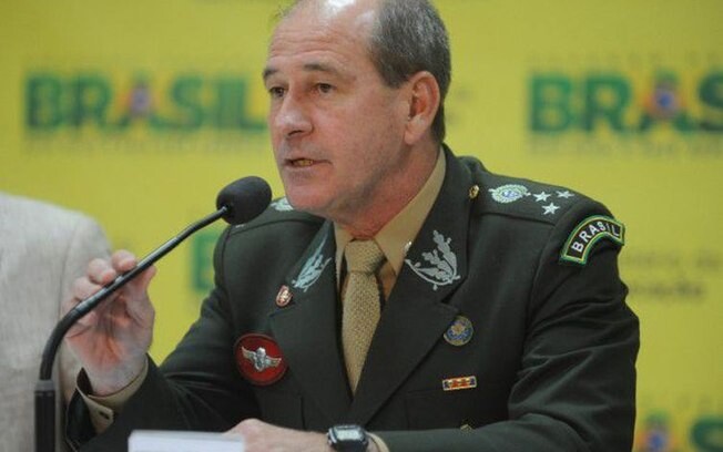 Bolsonaro anuncia general como ministro da Defesa