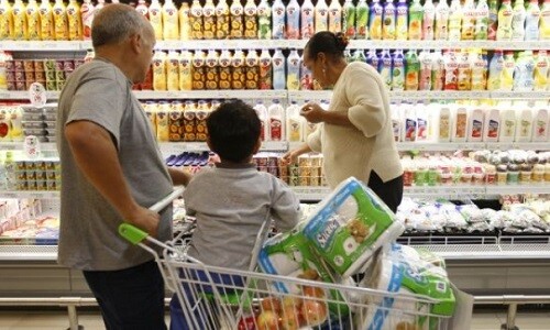 Intenção de consumo das famílias atinge maior nível em 3 anos, diz CNC