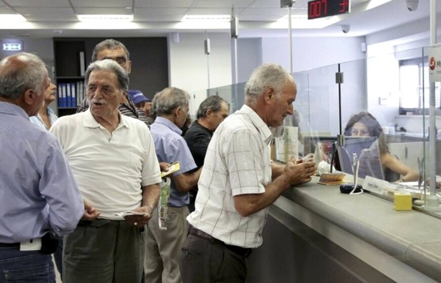 Sem regras, bancos mantêm assédio a idosos