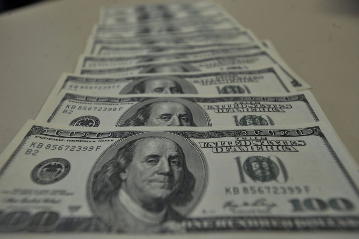 Bolsa abre em alta; dólar cai 0,47% e custa R$ 3,73