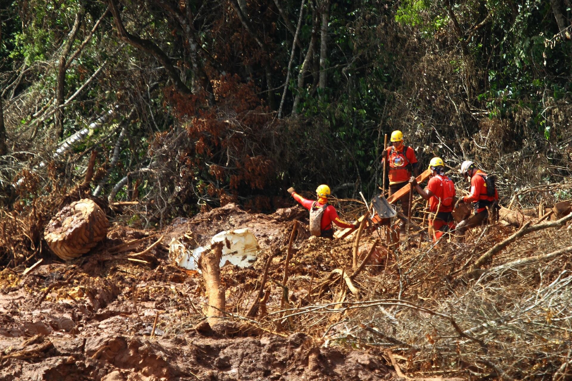Equipes ainda buscam 160 desaparecidos em Brumadinho