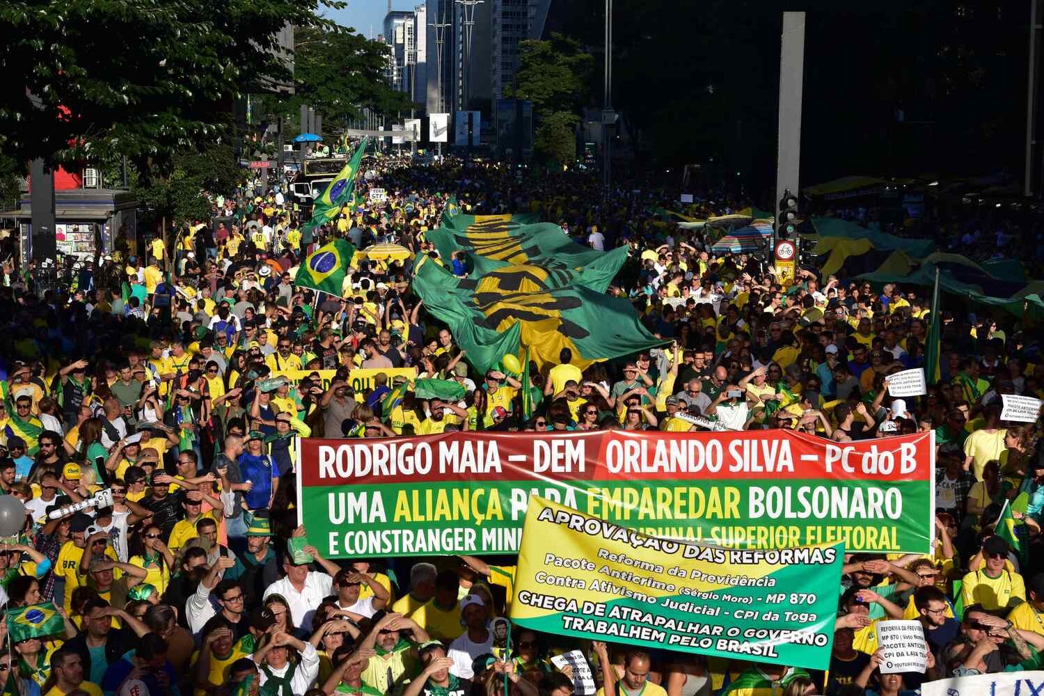 Bolsonaro busca trégua após inflamar manifestações