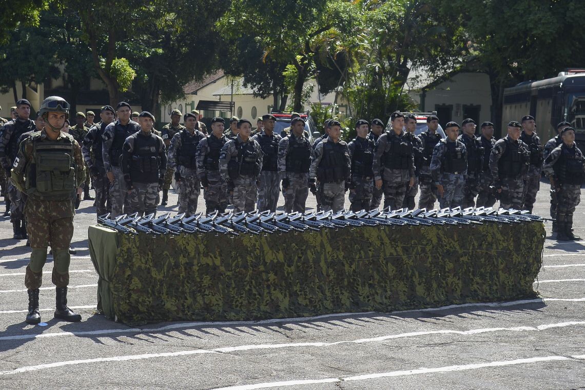 Exército entrega 1 mil fuzis para Polícia Militar do Rio de Janeiro