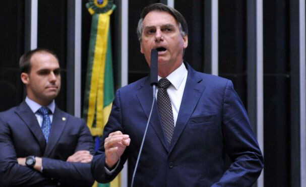 Pesquisa: maioria é contra filho de Bolsonaro em embaixada