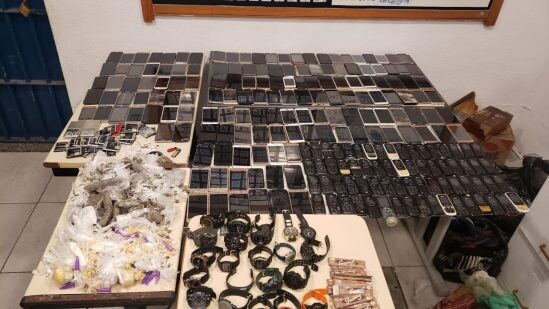 Mais de 200 celulares são apreendidos em presídio de Campos