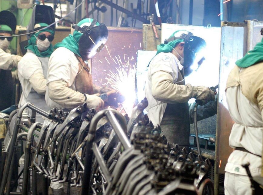 Produção industrial brasileira cresce 0,8%, aponta IBGE