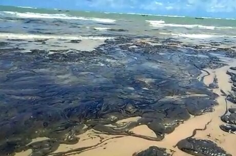 Bolsonaro estranha silencio de ONGs sobre óleo em praias
