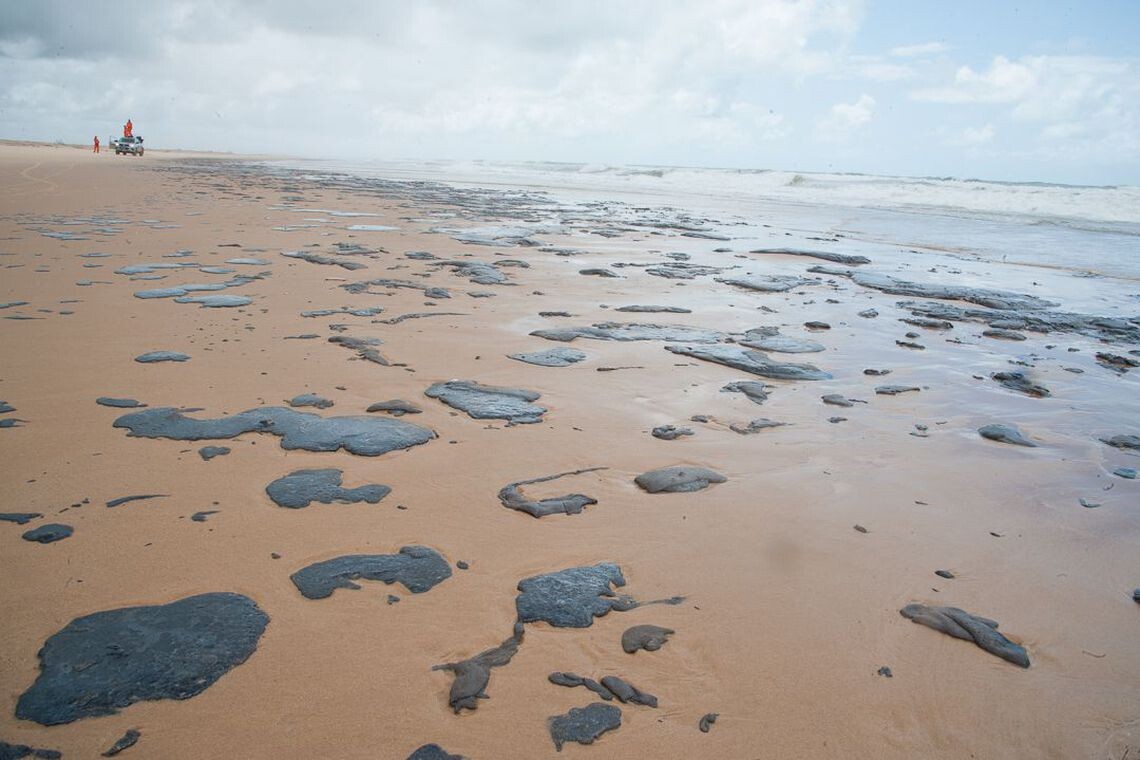 Geral Manchas de óleo voltam a aparecer no litoral do Ceará