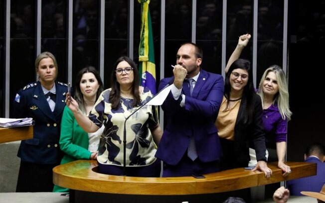 Eduardo Bolsonaro ataca deputadas que defenderam jornalista