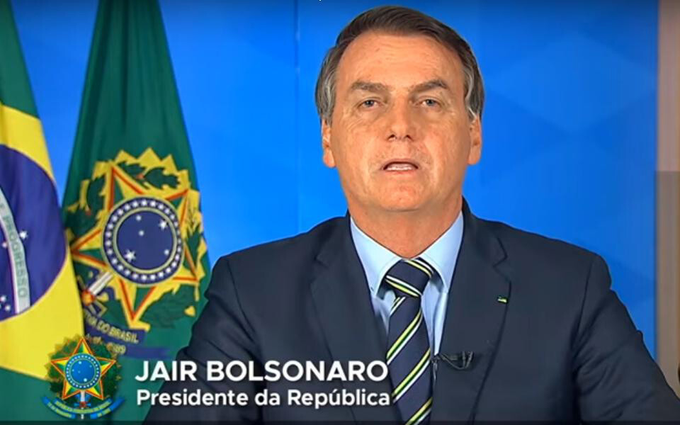 Bolsonaro pede fim do confinamento social e volta a tratar Covid como gripezinha