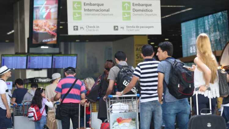 Governo proíbe temporariamente entrada de estrangeiros no Brasil