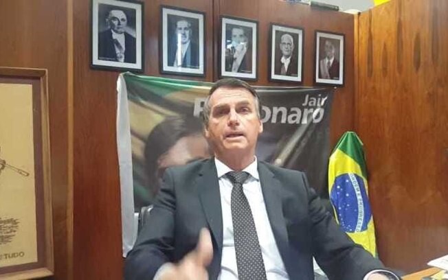Em live no Facebook, Bolsonaro afirma que Covid-19 está indo embora