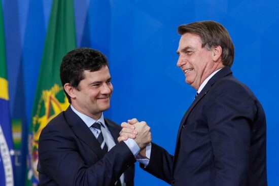 Após prisão de Queiroz, Bolsonaro cai e Moro sobe em popularidade
