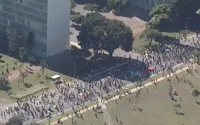 Manifestantes contra e a favor de Bolsonaro protestam em Brasília