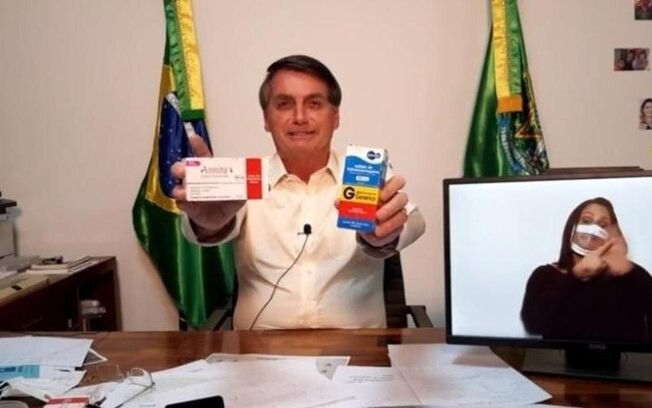 Bolsonaro faz propaganda de cloroquina para emas no Palácio do Planalto