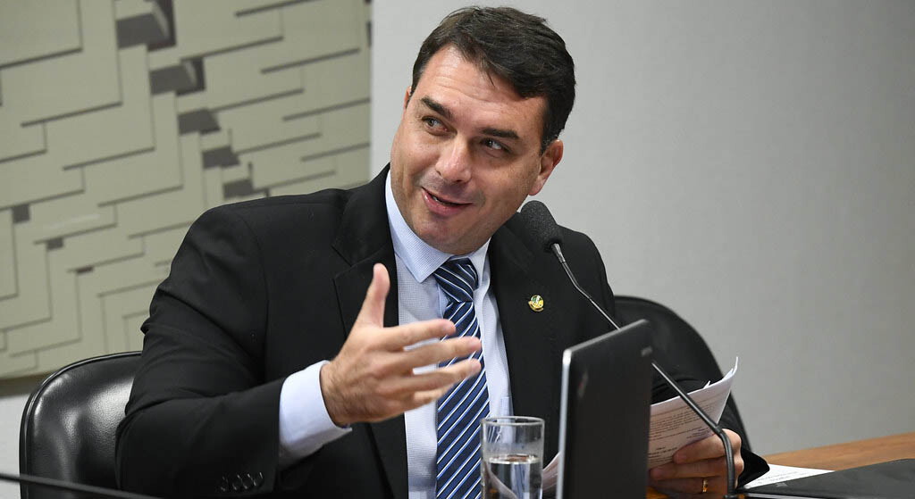 Ex-assessores citados em rachadinha de Flávio Bolsonaro continuam com cargos