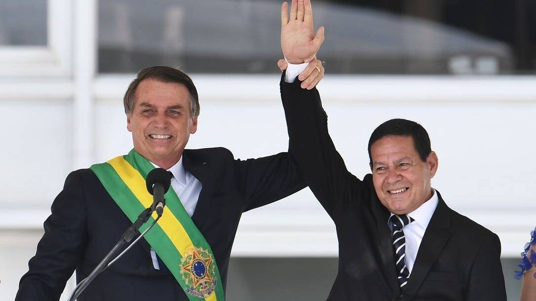 TSE decide não arquivar ações que pedem cassação de chapa Bolsonaro-Mourão