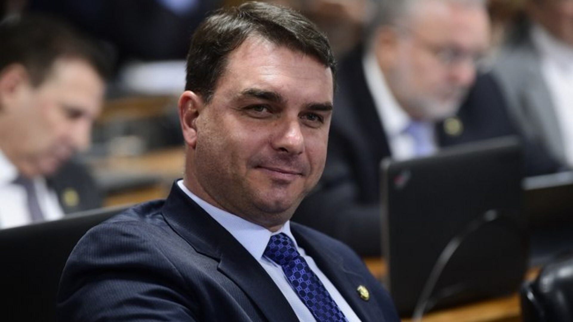 Ex-assessora de Flávio Bolsonaro investigada é nomeada por Crivella