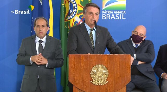 Bolsonaro diz que jornalista bundão tem chance menor de sobreviver à covid-19