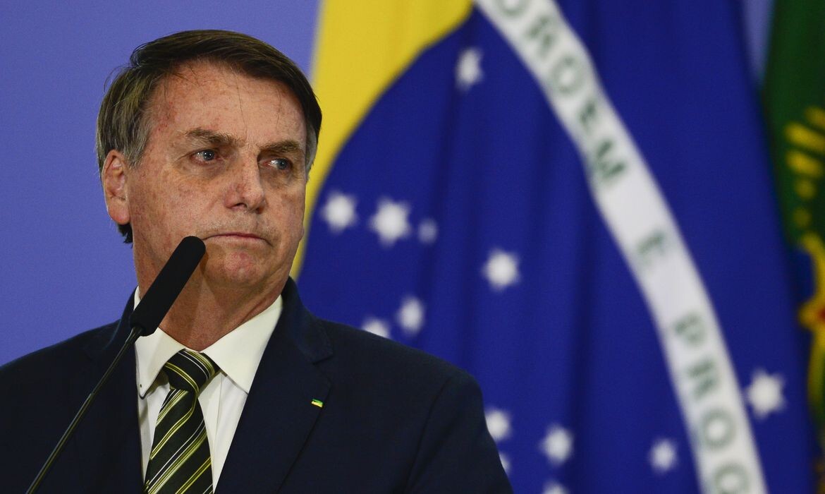 Bolsonaro contraria Ministério da Saúde e diz que vacina chinesa não será comprada