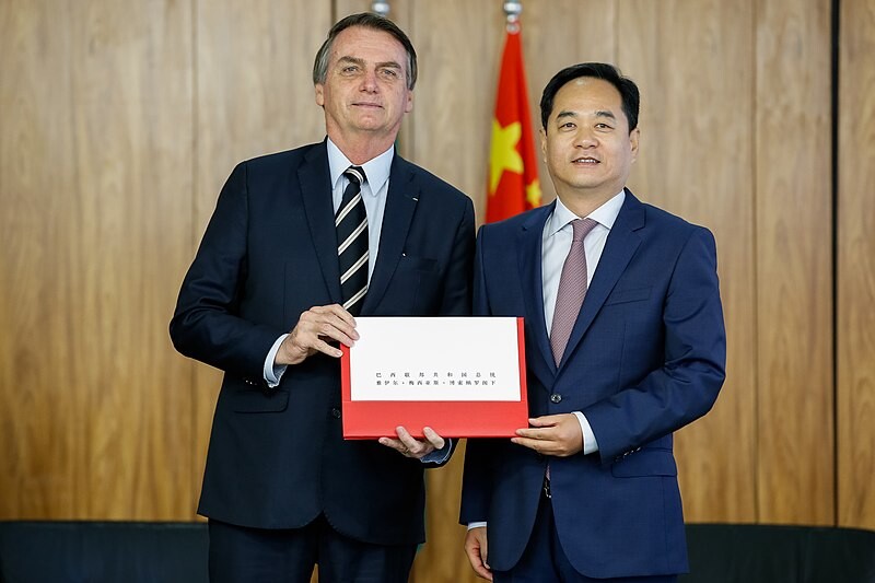 Embaixador da China critica declarações de Bolsonaro sobre vacina