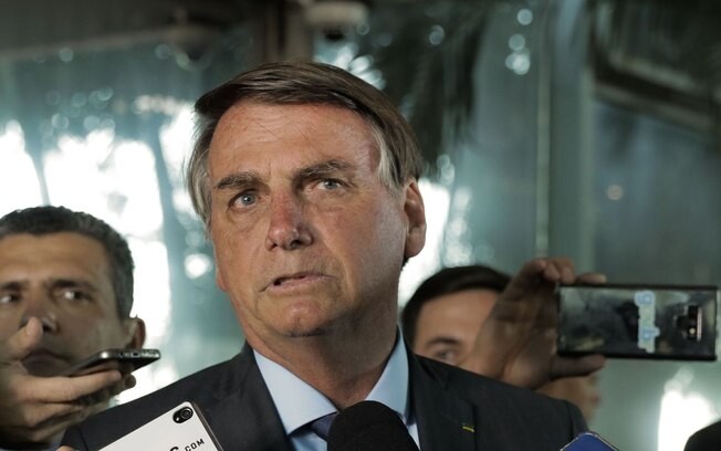 Em conversa com franceses, Bolsonaro afirma que cloroquina tem 100% de cura
