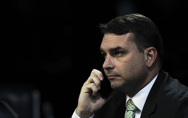 Defesa de Flávio Bolsonaro usou governo para tentar anular investigação sobre rachadinha