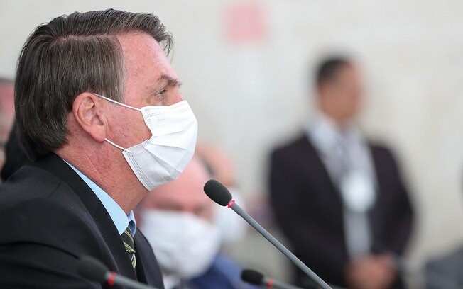 Bolsonaro questiona efetividade e diz que uso de máscara é último tabu a cair