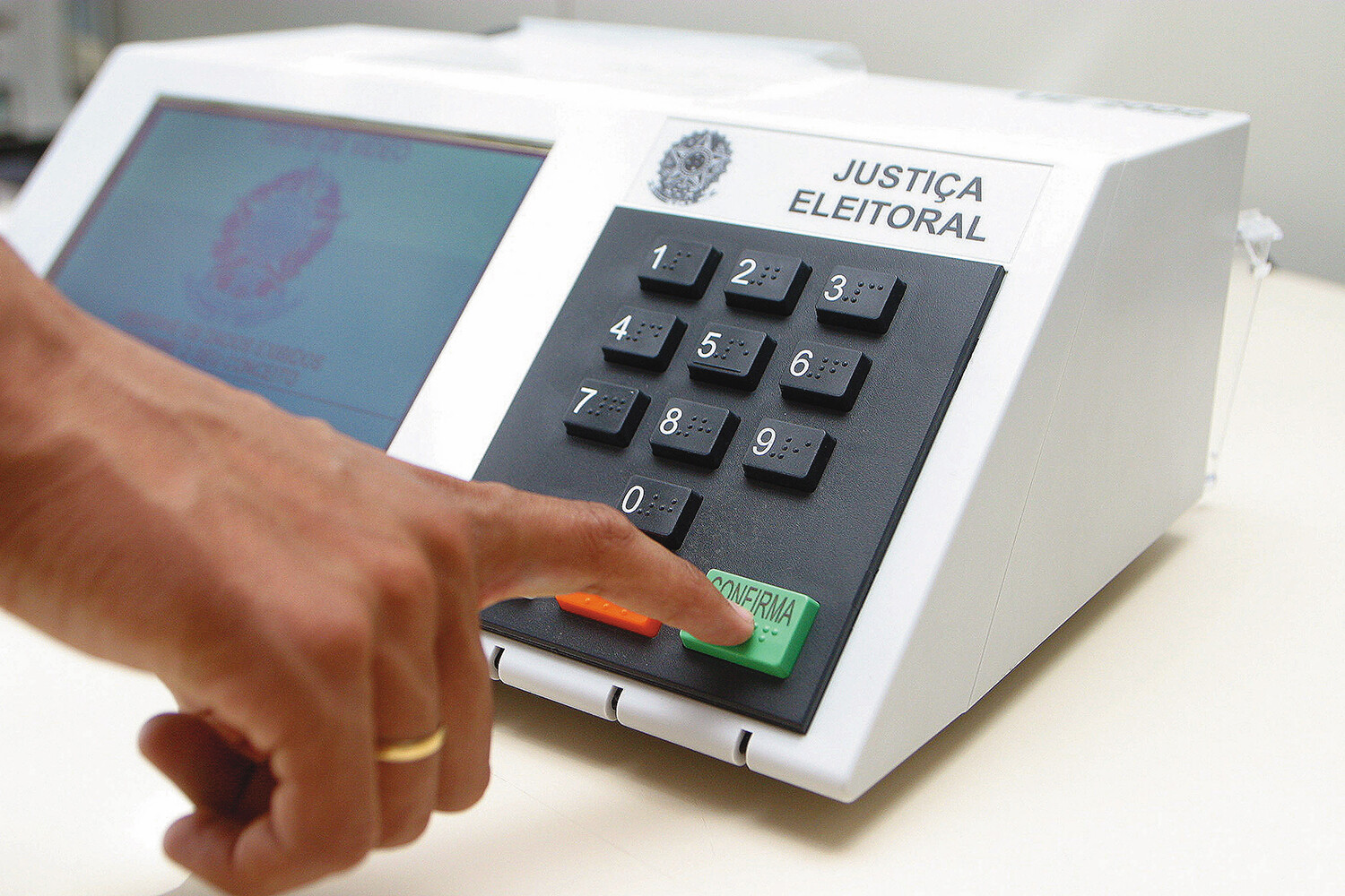 Datafolha: Mais da metade dos brasileiros é contra o voto obrigatório